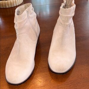 Ladies Sz 10 Vionic Soft Beige Weather Resistant Ankle Boots